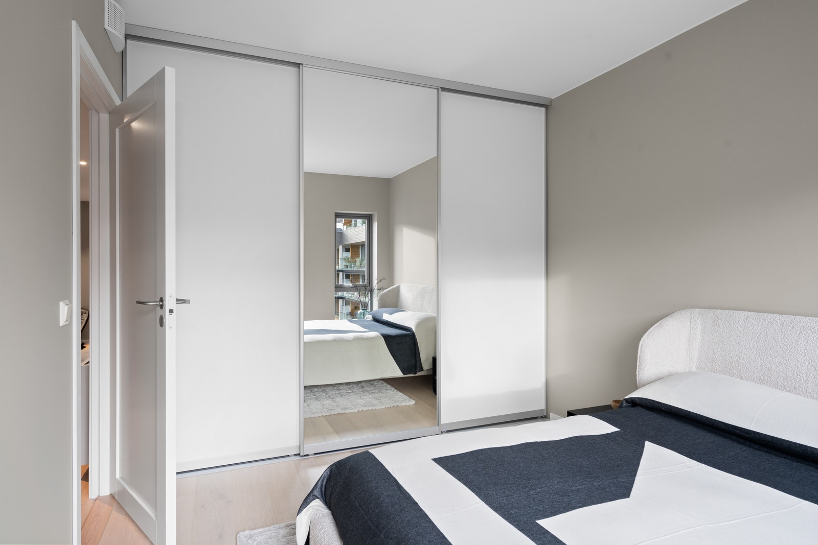 Hovedsoverommet har godt med lys og skyvedørsgarderobe med innredning fra HTH Galleribilde