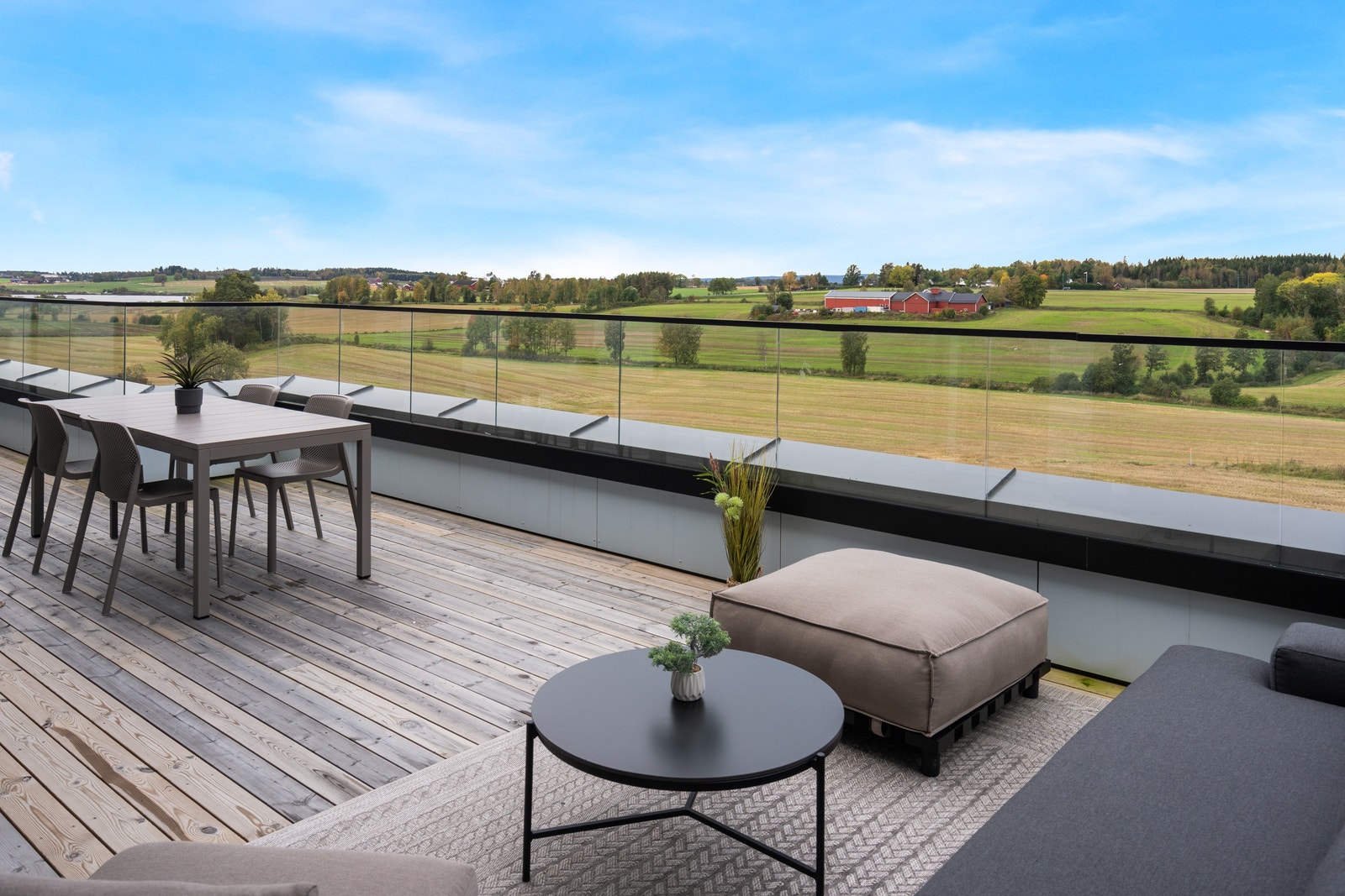 Nydelig utsikt mot landbruksarealer og Østensjøvannet Galleribilde