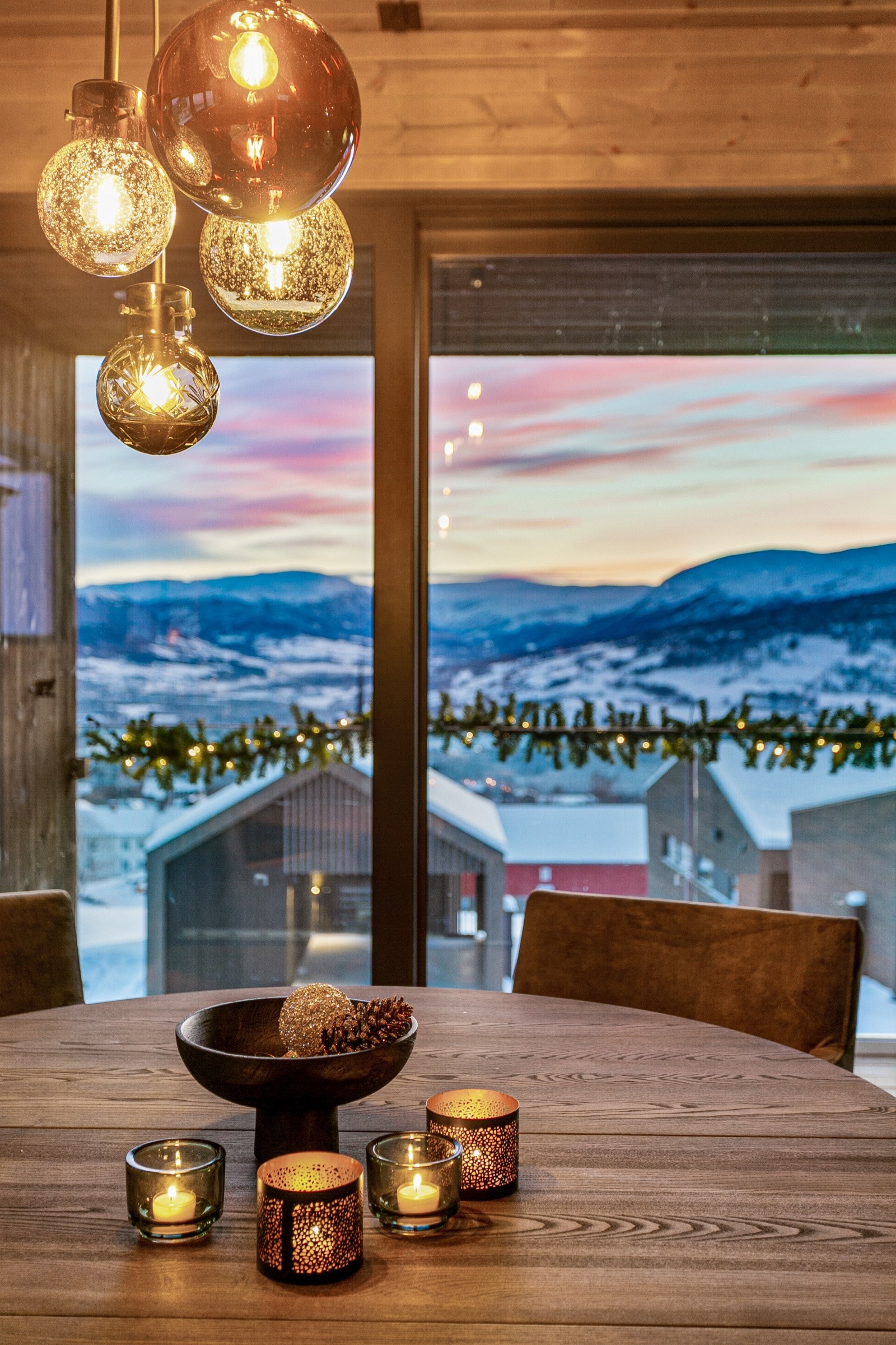 Store vindusflater sørger for godt med naturlig lysinnslipp Galleribilde