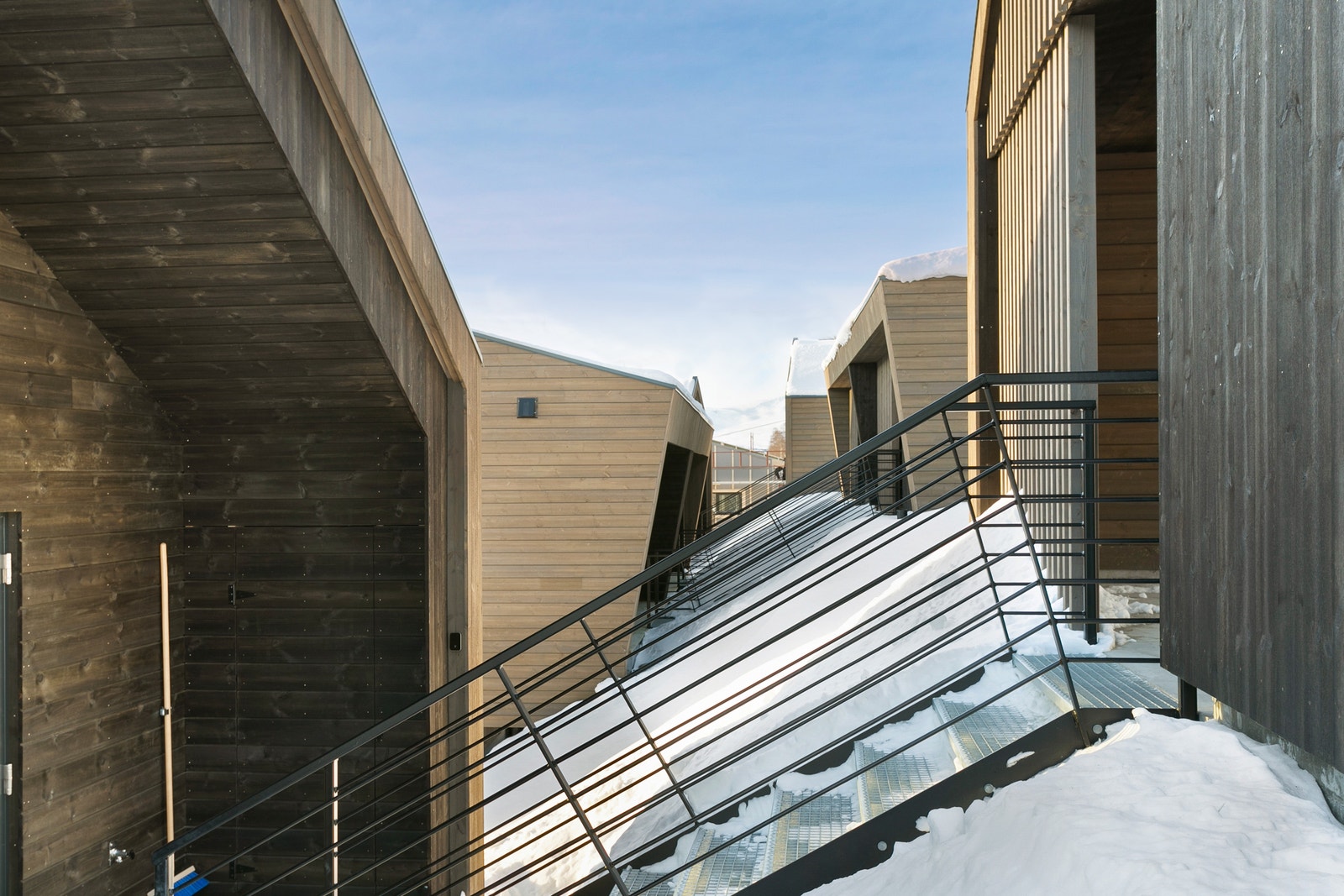 Moderne arkitektur kombinert med tidløse materialvalg Galleribilde