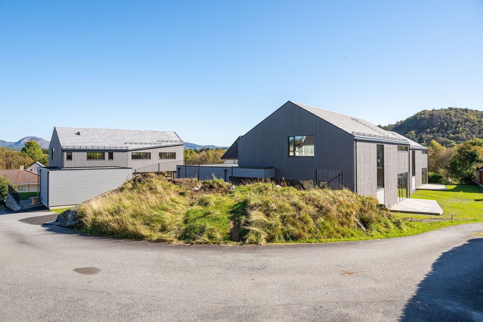 Åsenhaugen 10 - Berget er delvis sprengt bort for å gi plass til en bolig som nå sitter utrolig fint i terrenget. Galleribilde