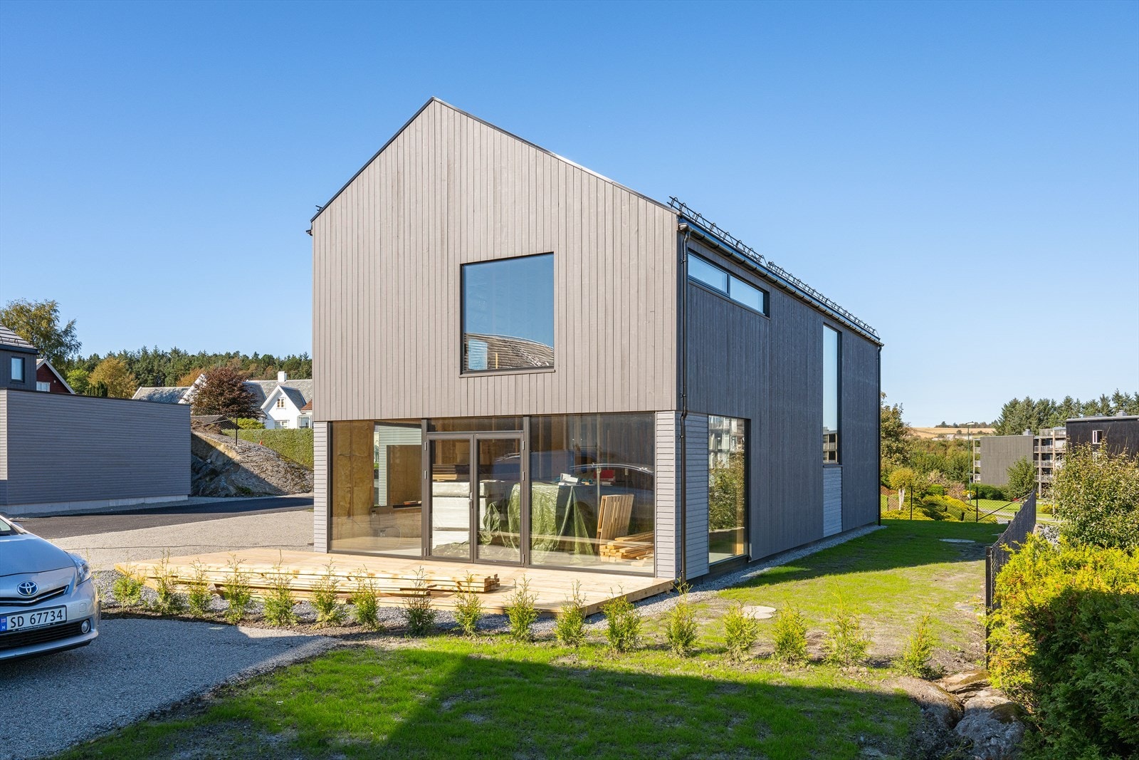 Åsenhaugen 4 - Hage som strekker seg rundt boligen. Galleribilde