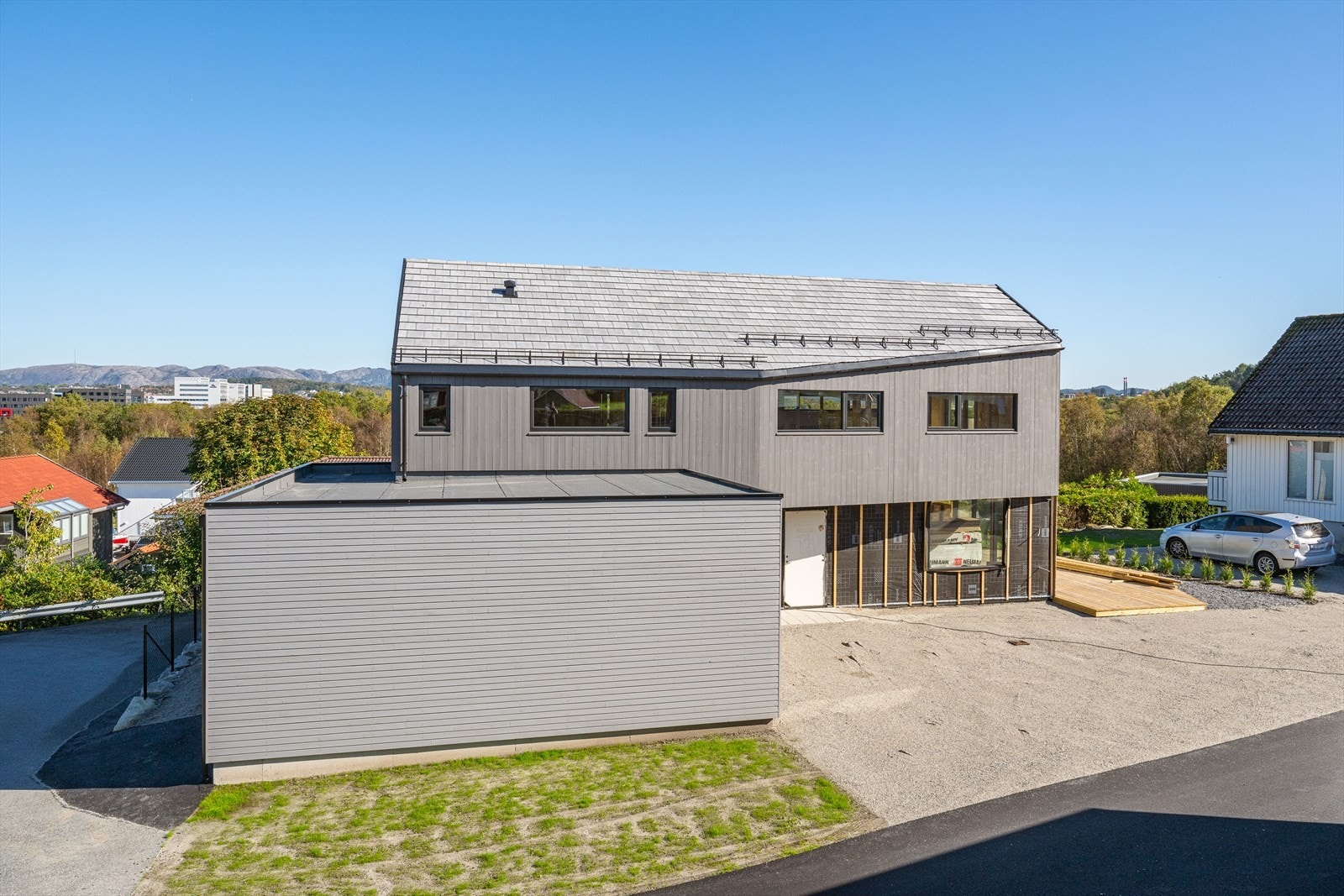 Åsenhaugen 4 - Boligen har et romslig gårdsrom, gode uteområder og sørvendt terrasse. Galleribilde