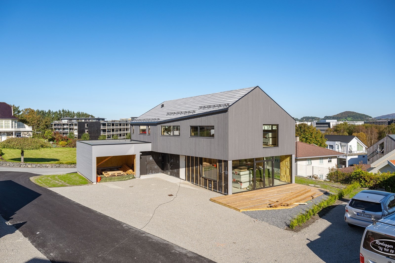 Åsenhaugen 4 - Gjennomført høy kvalitet og god planløsning med totalt 4 soverom, 2 bad + vaskerom og 2 stuer i hoveddel + hybel med bad, sov, kjøk/stue. Galleribilde