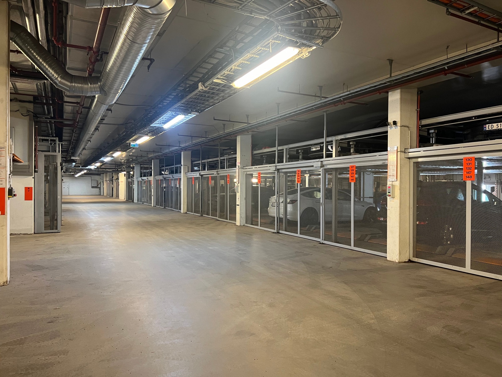 Garasje. Hver plass står bak en port Galleribilde