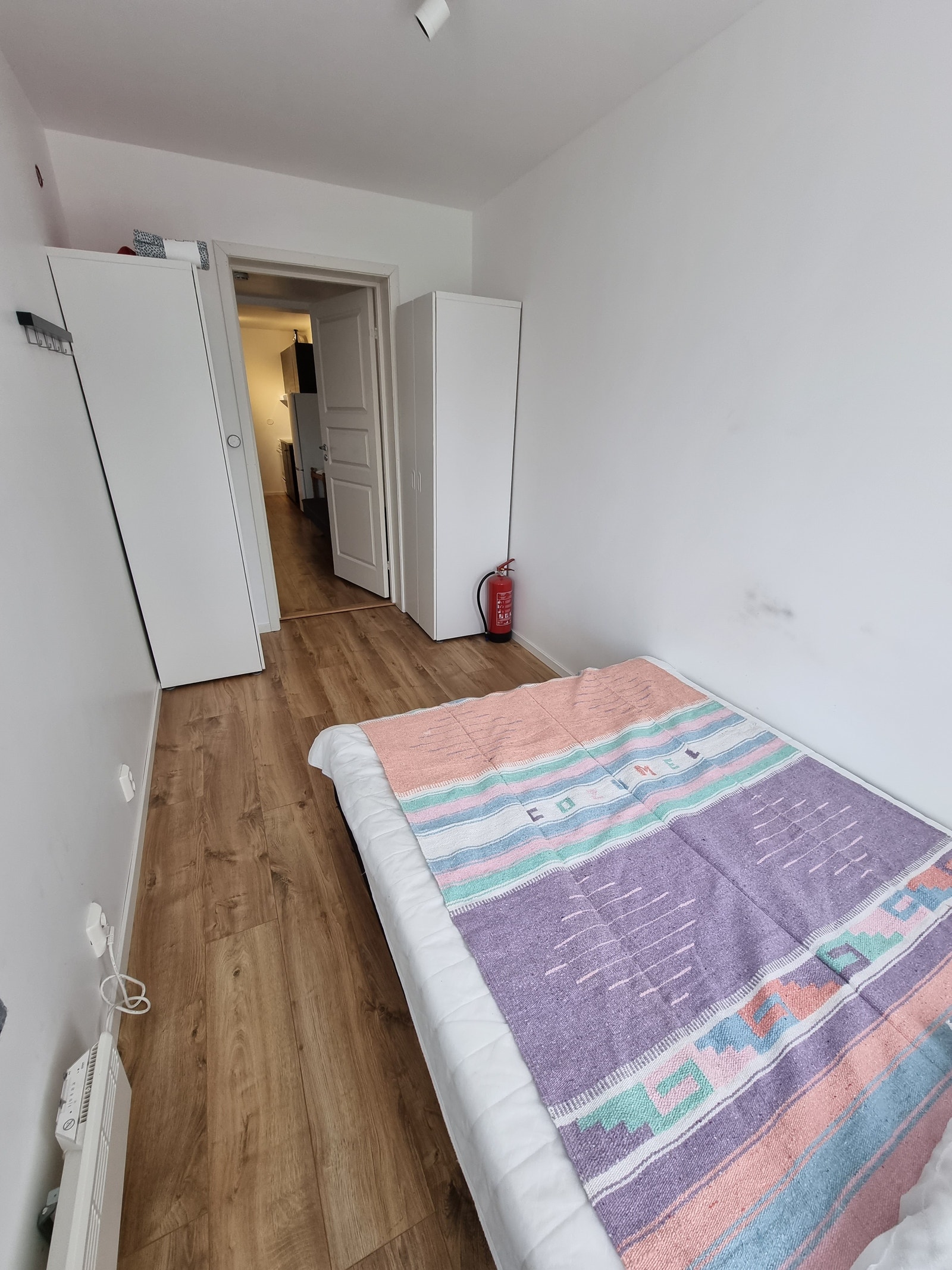 Soverom med dobbeltseng. Det siste av 3 soverom er ikke avbildet. Leiligheten kan ha 5-6 senger. Det siste soverommet kan ha enkel eller dobbel seng. Galleribilde