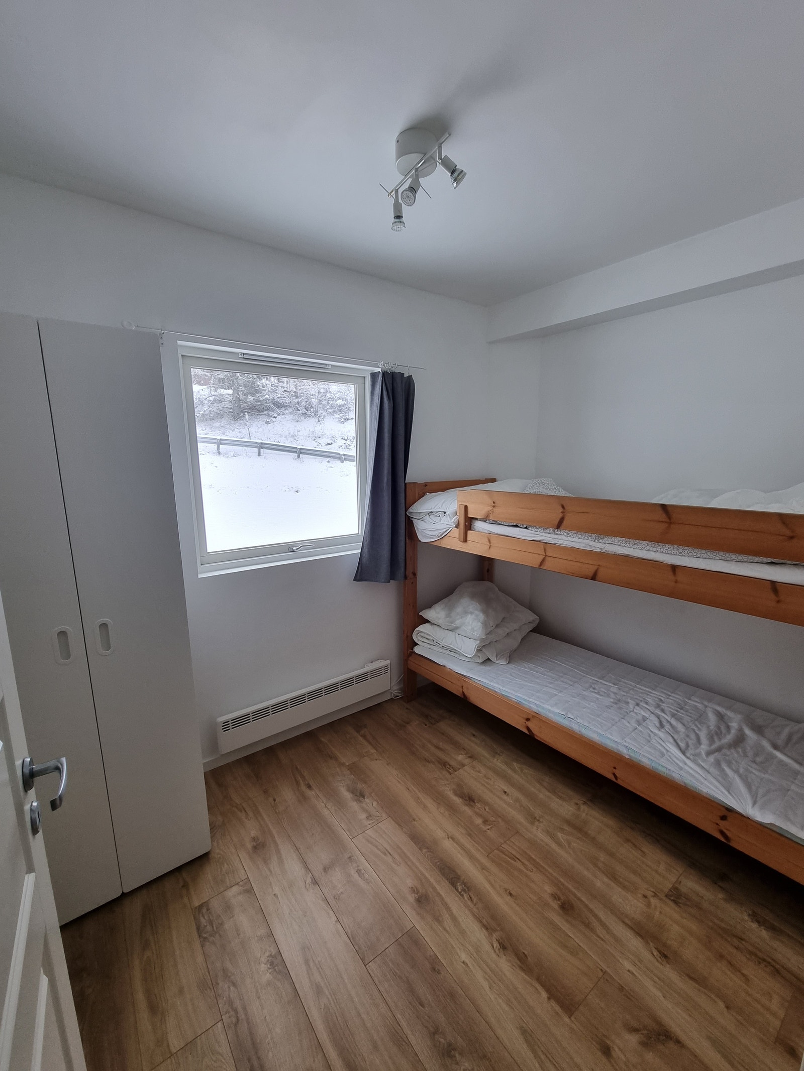 Soverom med køyeseng. Det siste av 3 soverom er ikke avbildet. Leiligheten kan ha 5-6 senger. Det siste soverommet kan ha enkel eller dobbel seng. Galleribilde