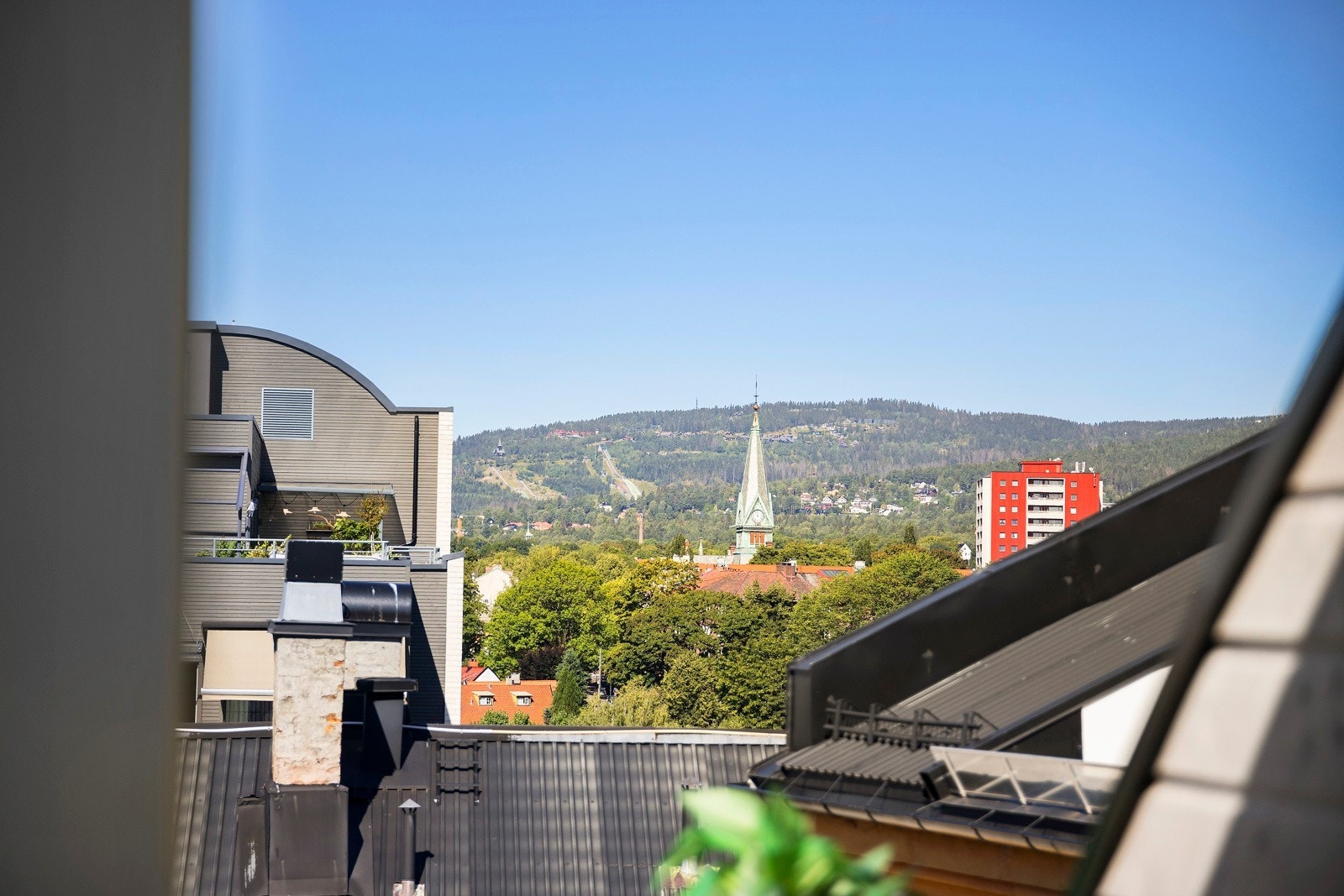 Holmenkollen i bakgrunnen Galleribilde