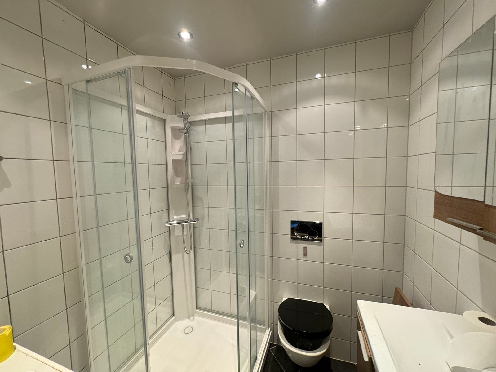 Lekkert bad med varmekabler, nytt dusjkabinett og baderomsinnredning blir også byttet ut Galleribilde