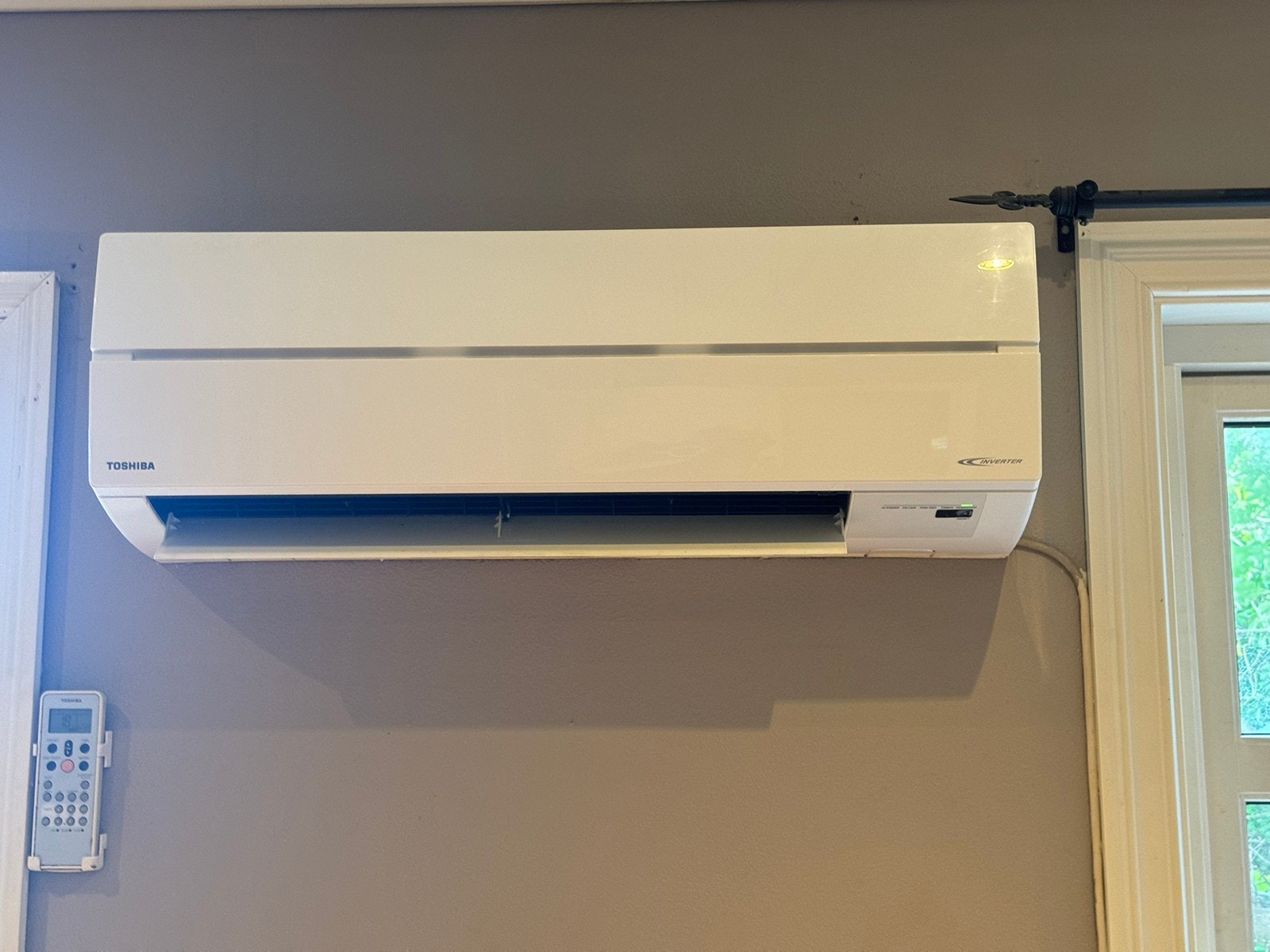 Effektiv varmepumpe, nettopp hatt service på den og med ny utedel Galleribilde