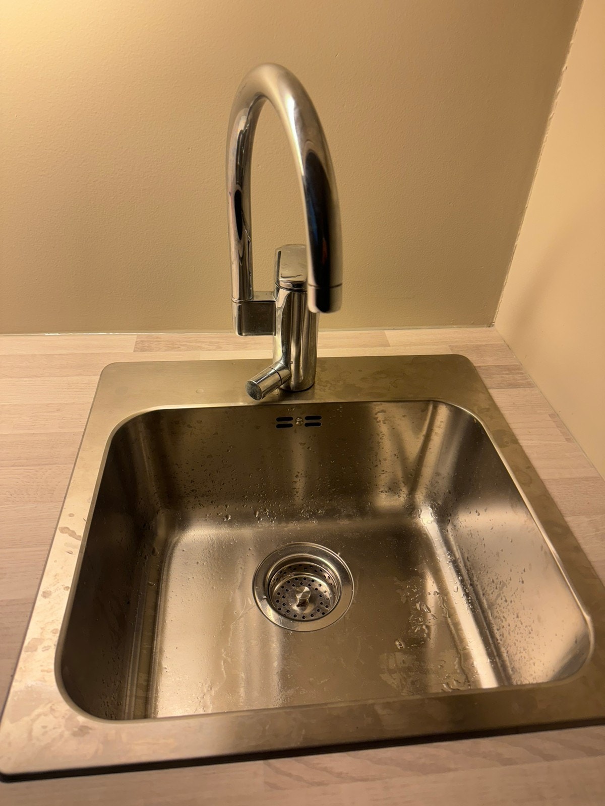 Ny benkeplate og vask. Galleribilde