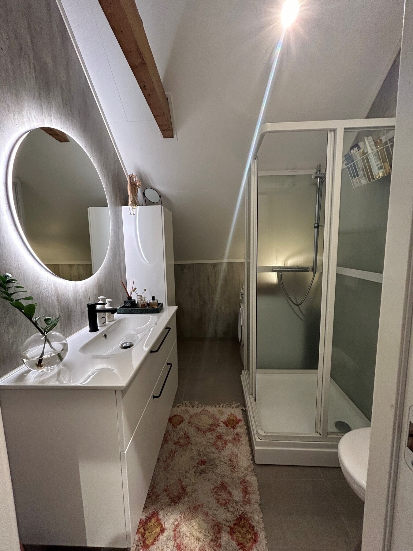 Bad med vaskemaskin. Varmekabler i gulv Galleribilde