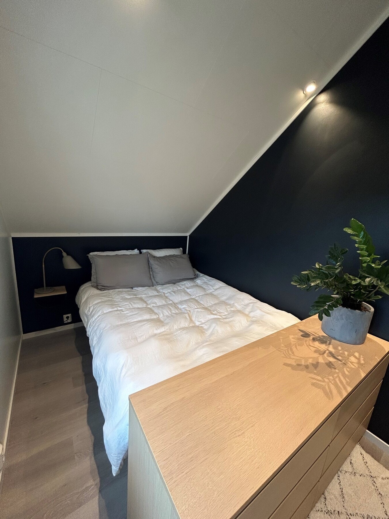 Soverom med dobbeltseng (sengen står annerledes nå) Innebygd garderobeløsning på motsatt side av veggen. Stort vindu på soverom med utsikt. Brannstige er montert på utsiden av veggen slik at ekstra rømningsvei er ivaretatt. Galleribilde