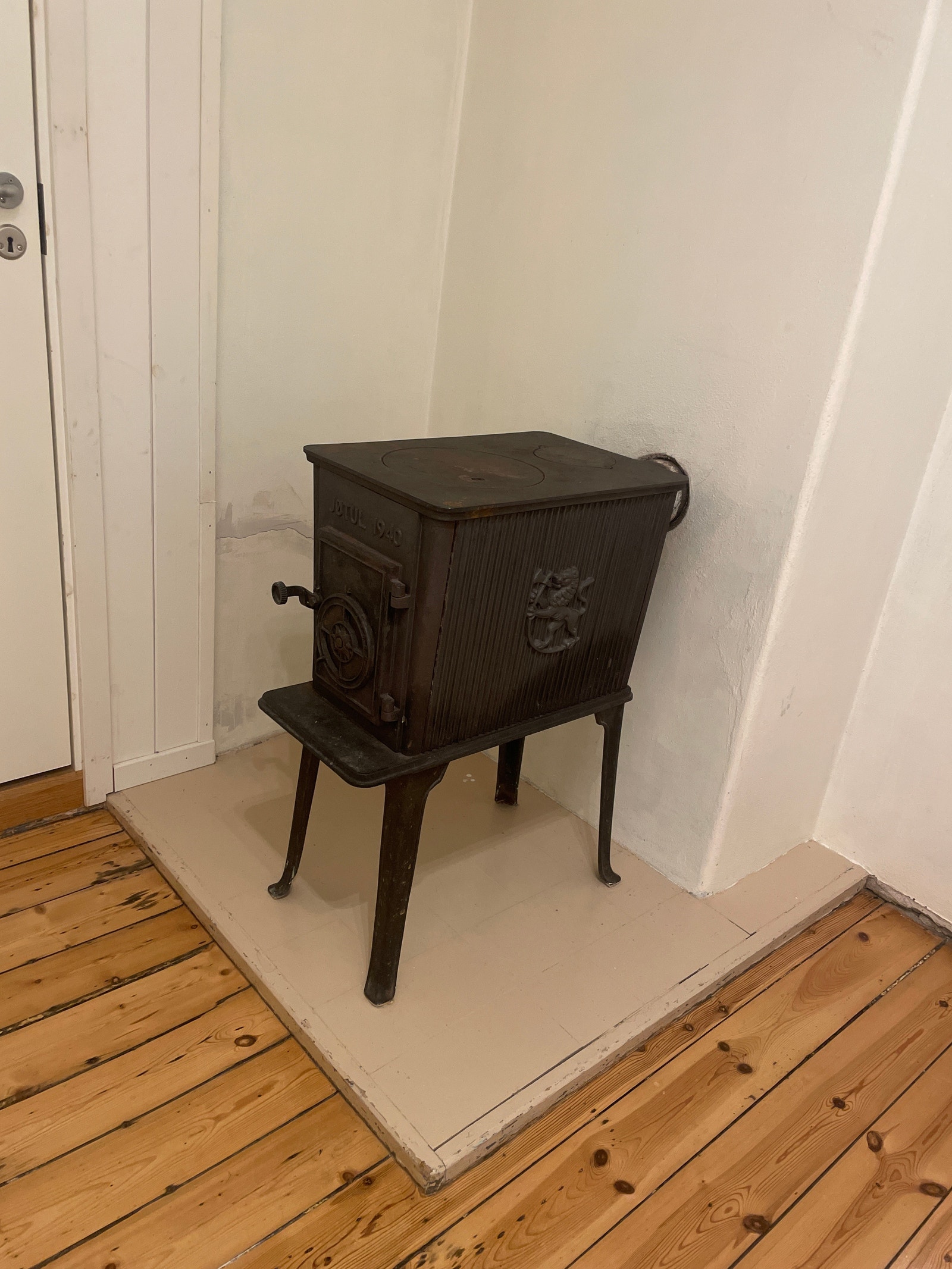 Vedovn gang uten for bad i 2 etg Galleribilde