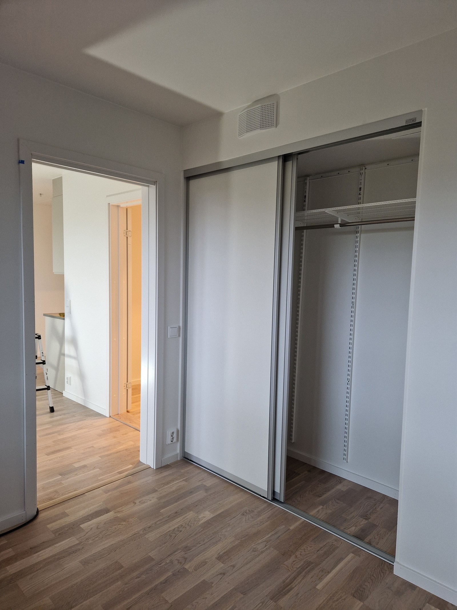 sov rom med skyvedør garderobe Galleribilde