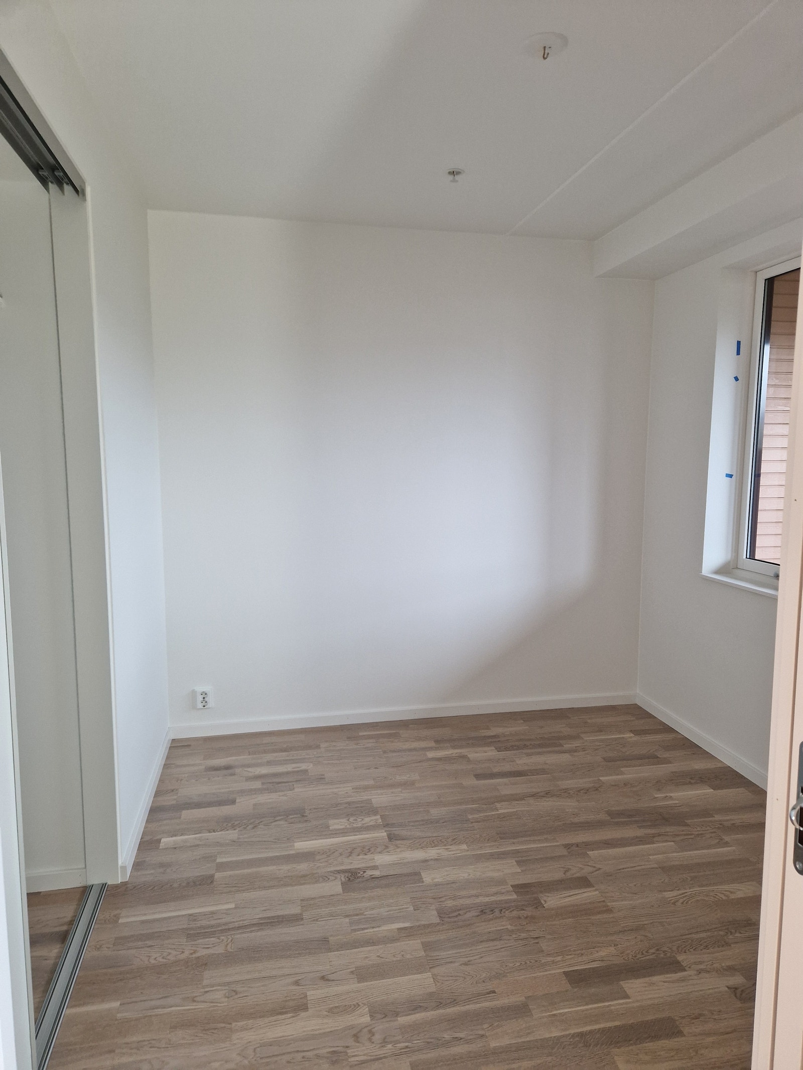 sov rom med vinduet Galleribilde