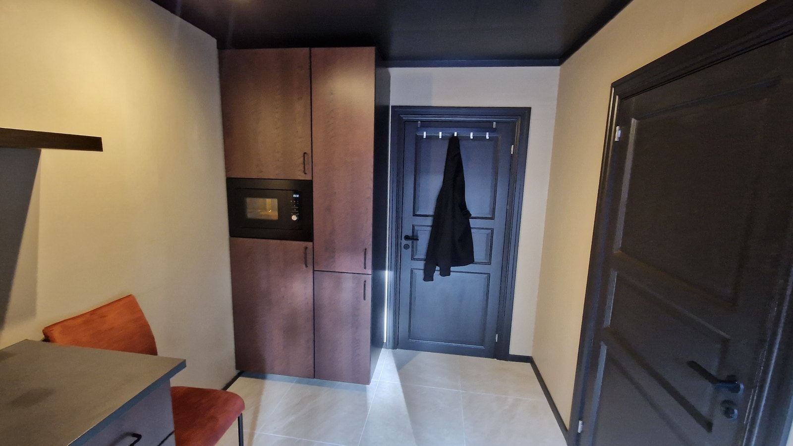 Kjøkkenet/gang er kombinert og er veldig lite, det er ingen vask der. Komfyr og koketopp blir kjøpt inn men er ikke avbildet Galleribilde