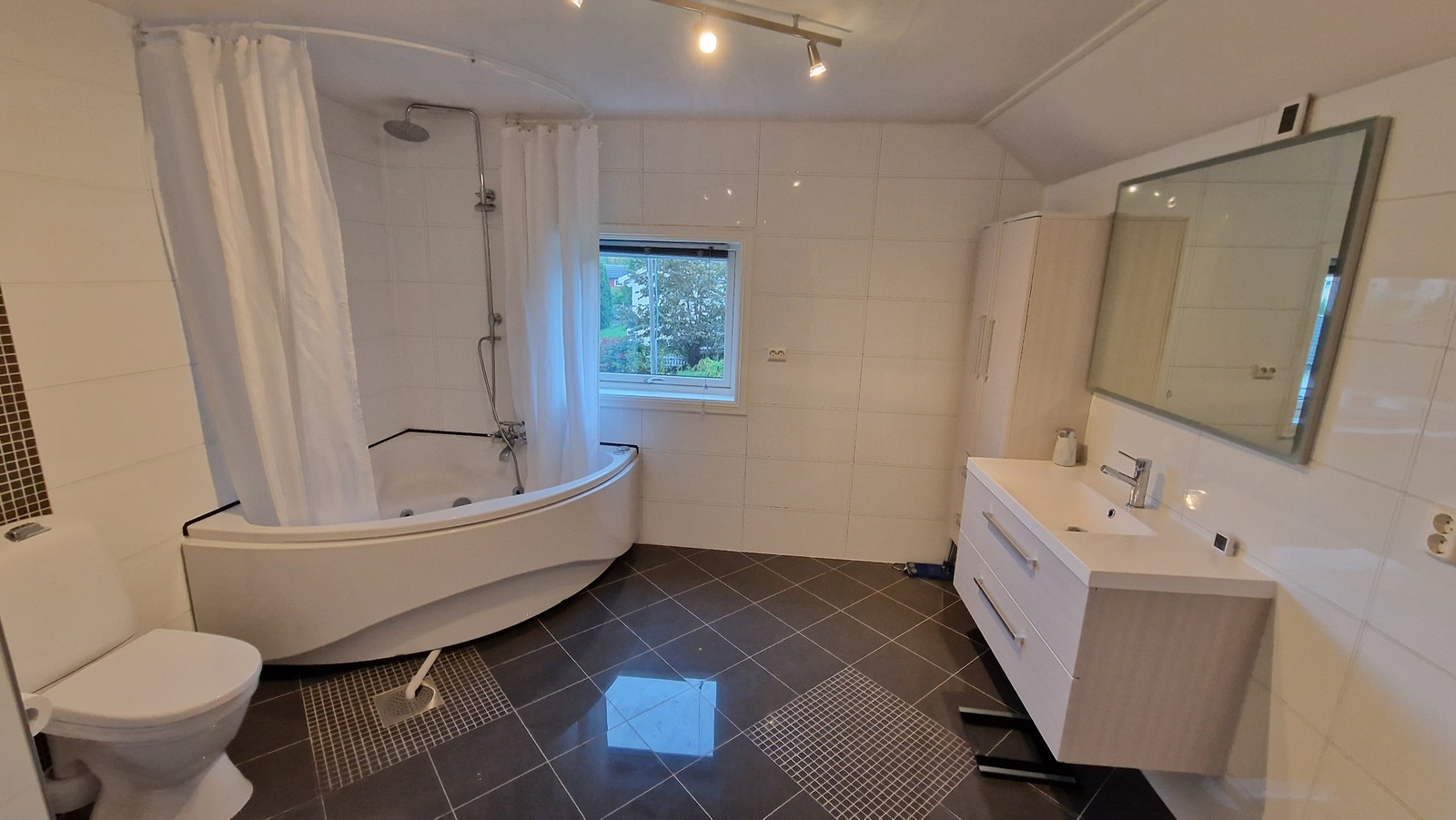 Badet er på 11kvadratmeter og er veldig stort for resten av boplassen Galleribilde