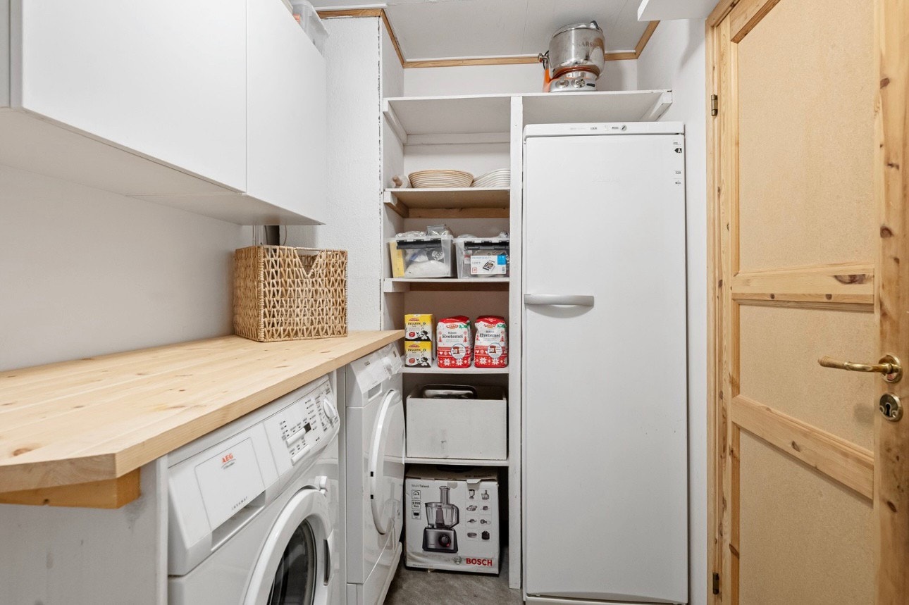 Vaskerom med vaskemaskin og tørketromell Galleribilde