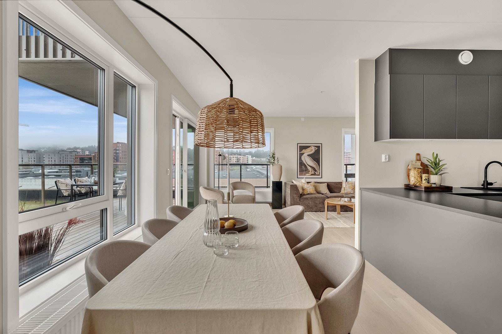 Det er god plass til et stort spisebord som innbyr til hyggelige måltider med familie og venner. Galleribilde