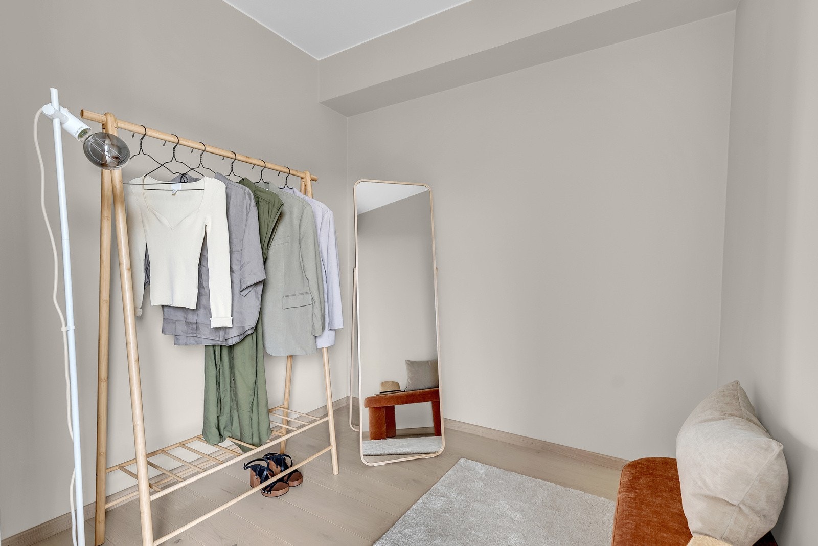 Romslig walk-in closeth på ca. 5 kvm i tilknytning til hovedsoverommet. Galleribilde