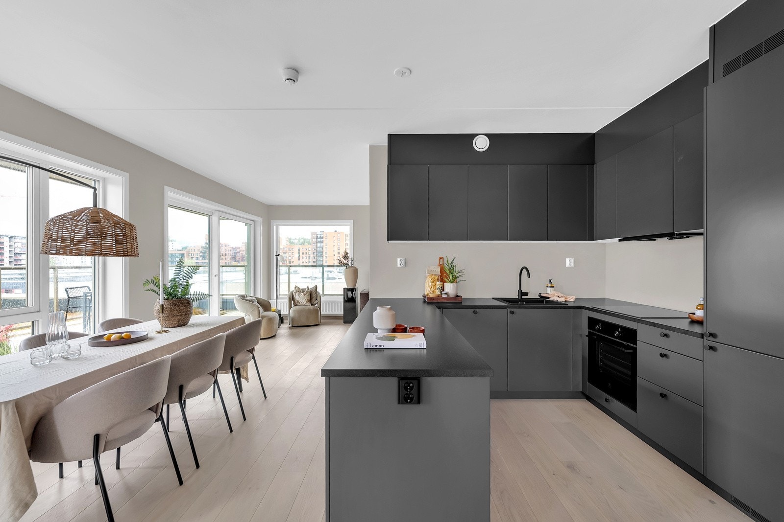 Stilrent og moderne kjøkken fra Drømmekjøkkenet i åpen løsning mot stuen. Kjøkkenet er av god størrelse med god benke- og skapplass. Galleribilde