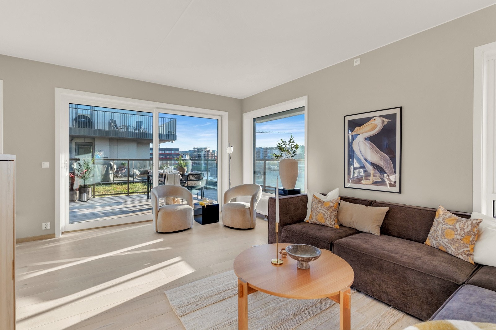 Leiligheten har store vinduer og får rikelig med innslipp av naturlig lys. Galleribilde