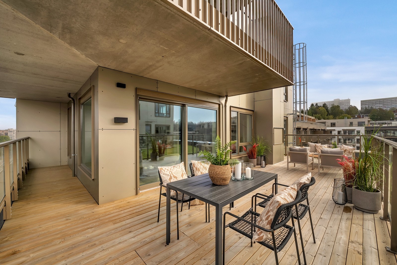 Leiligheten har en flott sydvestvendt takterrasse på hele 47 kvm! Galleribilde