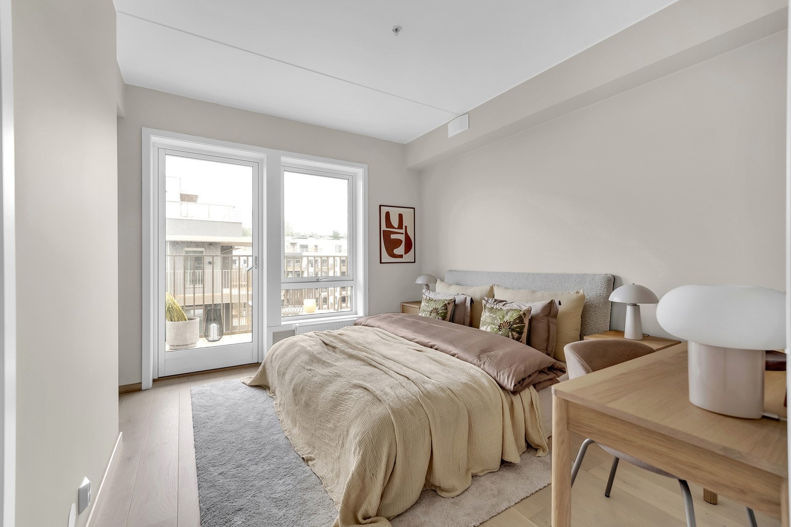 Hovedsoverommet er av god størrelse. Rommet har egen balkong, walk-in closeth og eget bad. Galleribilde