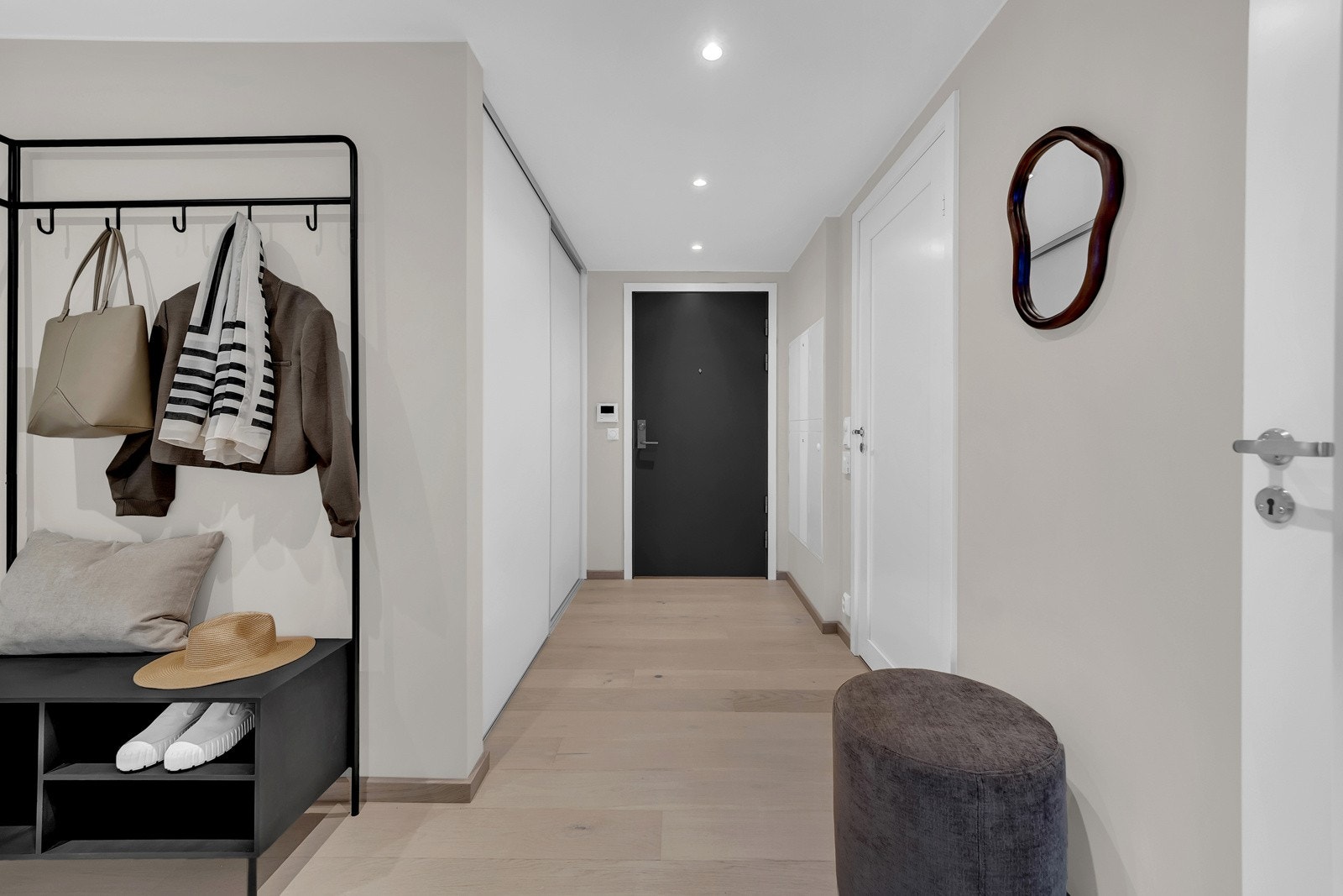 Lys og innbydende entrè med downlights i himlig. Rommet har god plass til garderobeløsning. Galleribilde