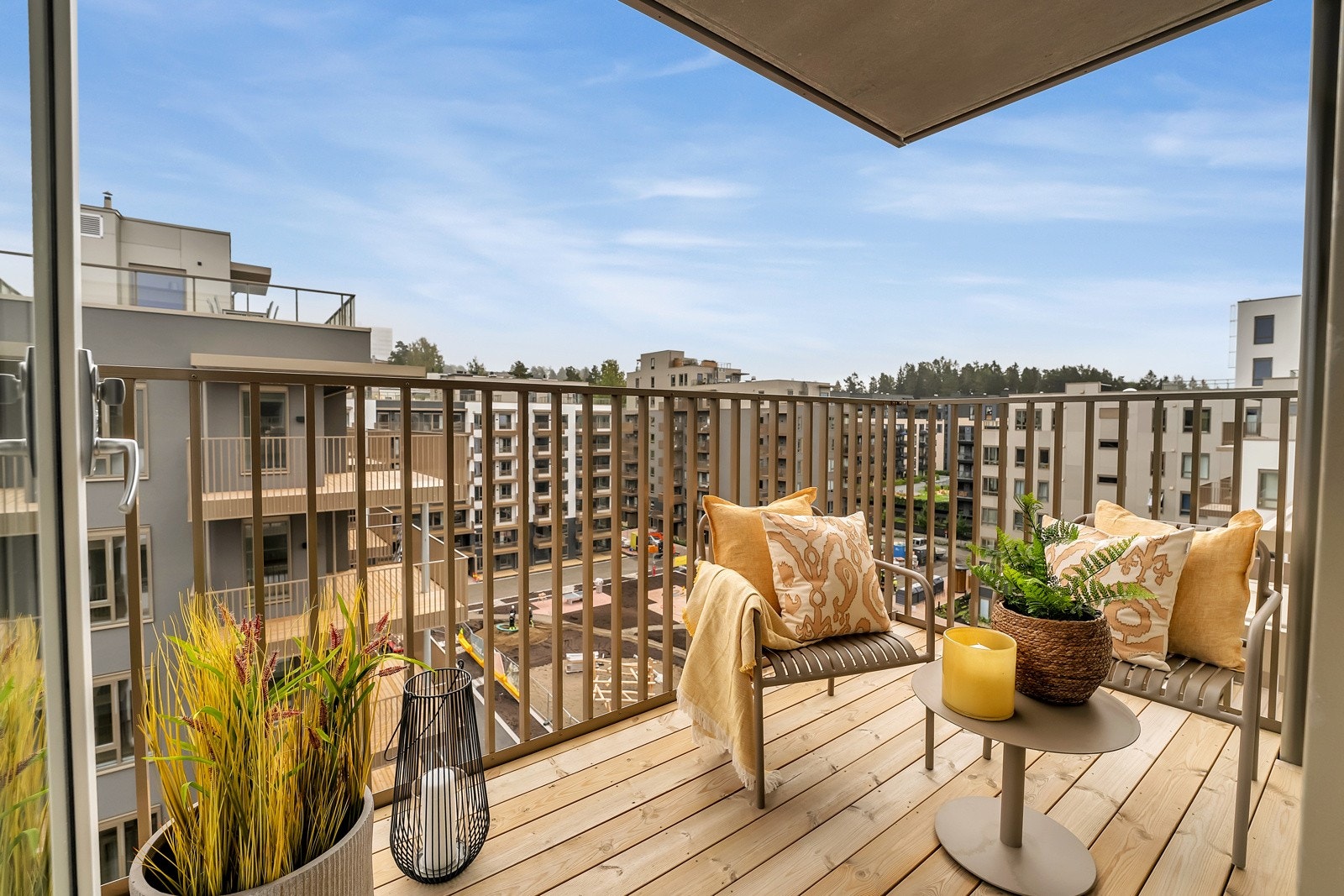 Hyggelig balkong fra hovedsoverommet. Balkongen vender ut mot gårdsrommet. Her kan du nyte morgenkaffen. Galleribilde