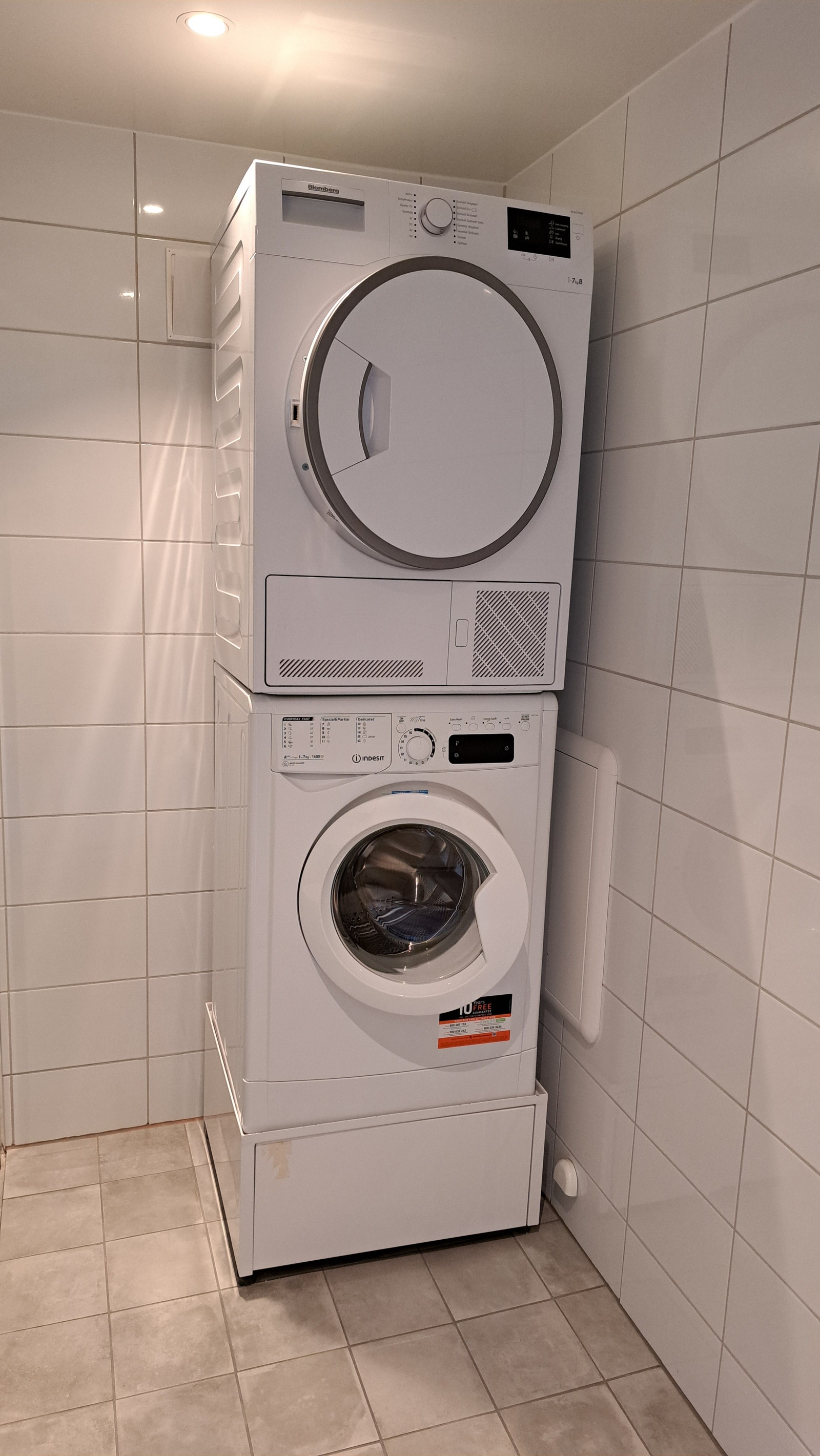 Vaskemaskin og tørketrommel på badet Galleribilde