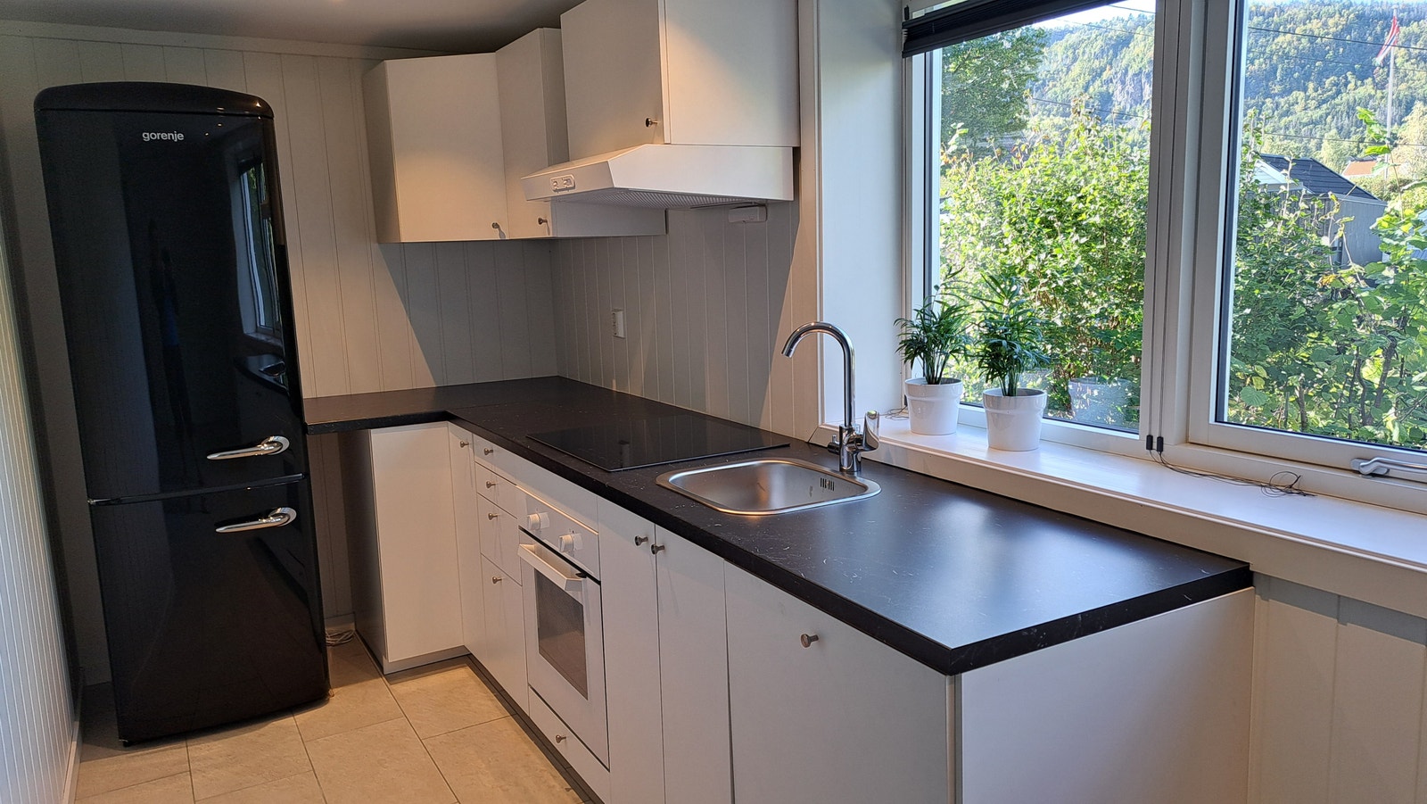 Romslig kjøl/frys. Oppvaskmaskin. Noe dekketøy. Galleribilde