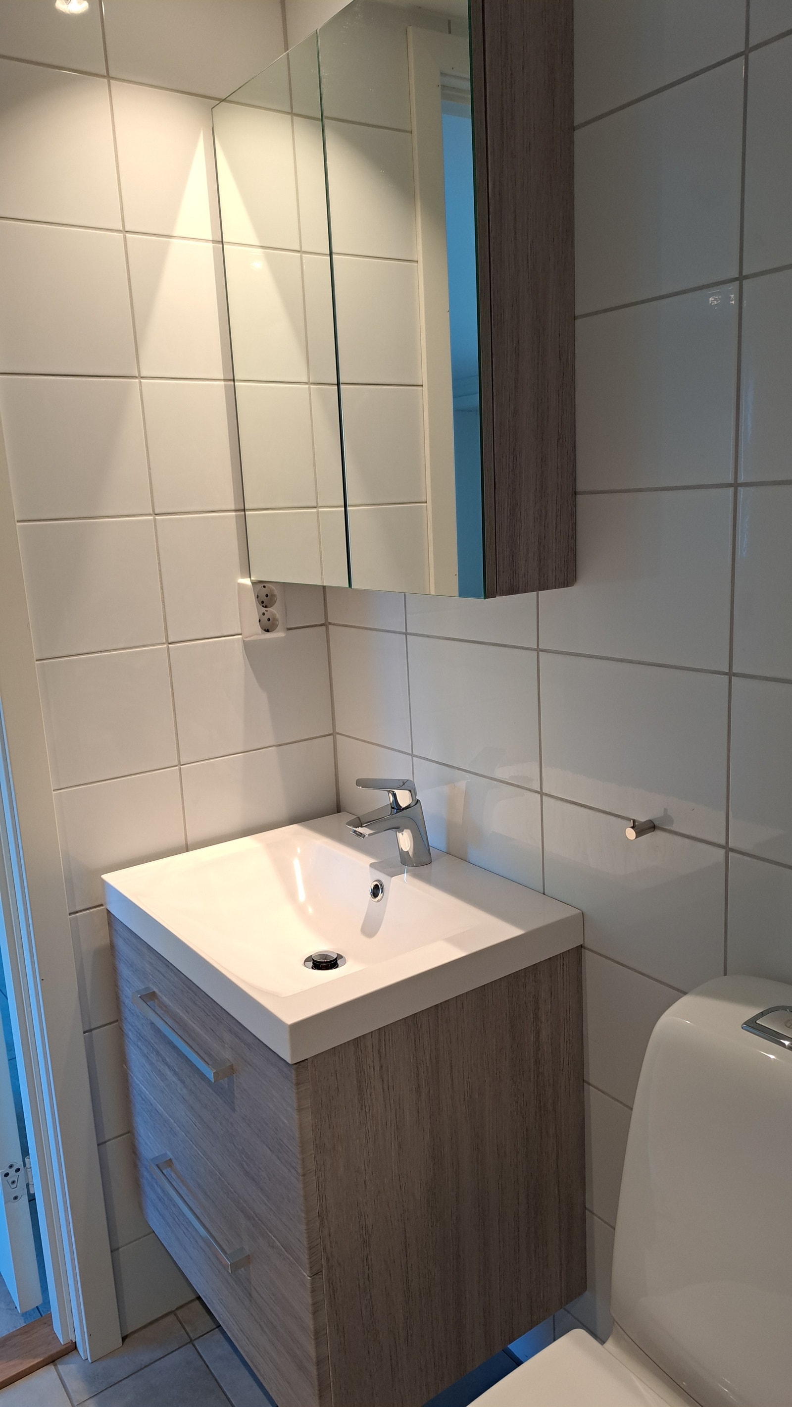 Servantskap med skuffer og speilskap Galleribilde