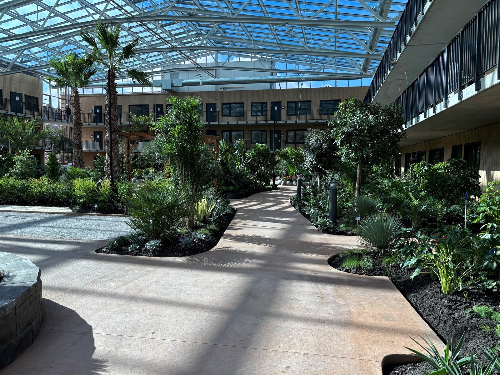 I hagen kan man vandre rundt i grønne omgivelser hele året, og med behagelig temperatur som følger den franske rivieraen. Galleribilde