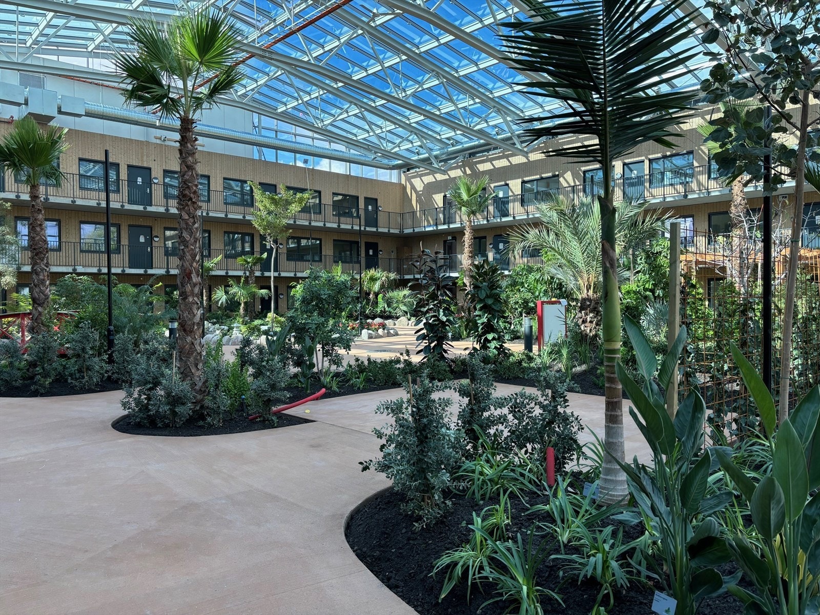 I hagen kan man vandre rundt i grønne omgivelser hele året, og med behagelig temperatur som følger den franske rivieraen. Galleribilde