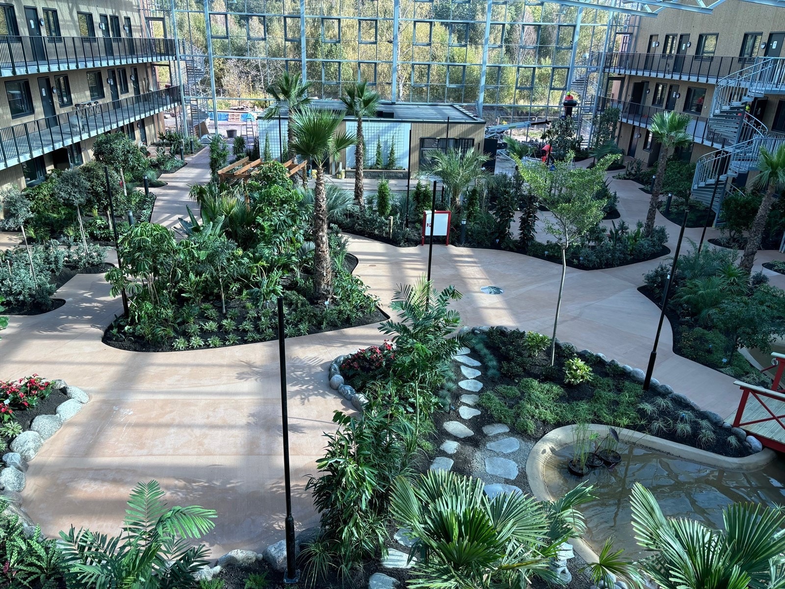 I den 1400 kvm store vinterhagen vil du finne vekster fra store deler av verden, som blant annet palmer, blomster, busker, kaktuser, frukt- og oliventrær. Galleribilde