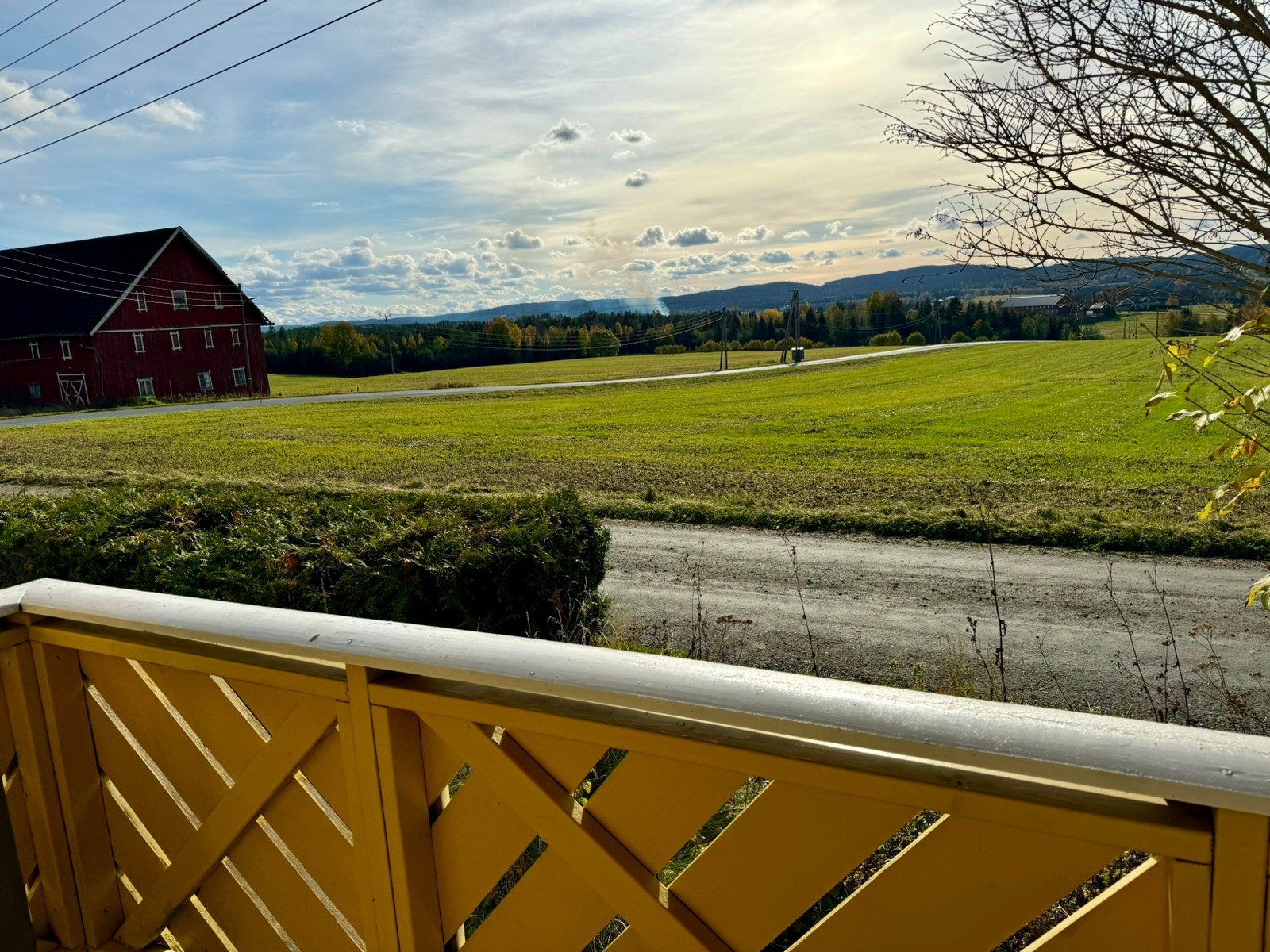 Bussholdeplassen ligger nederst i bakken, kun 5 min gange Galleribilde