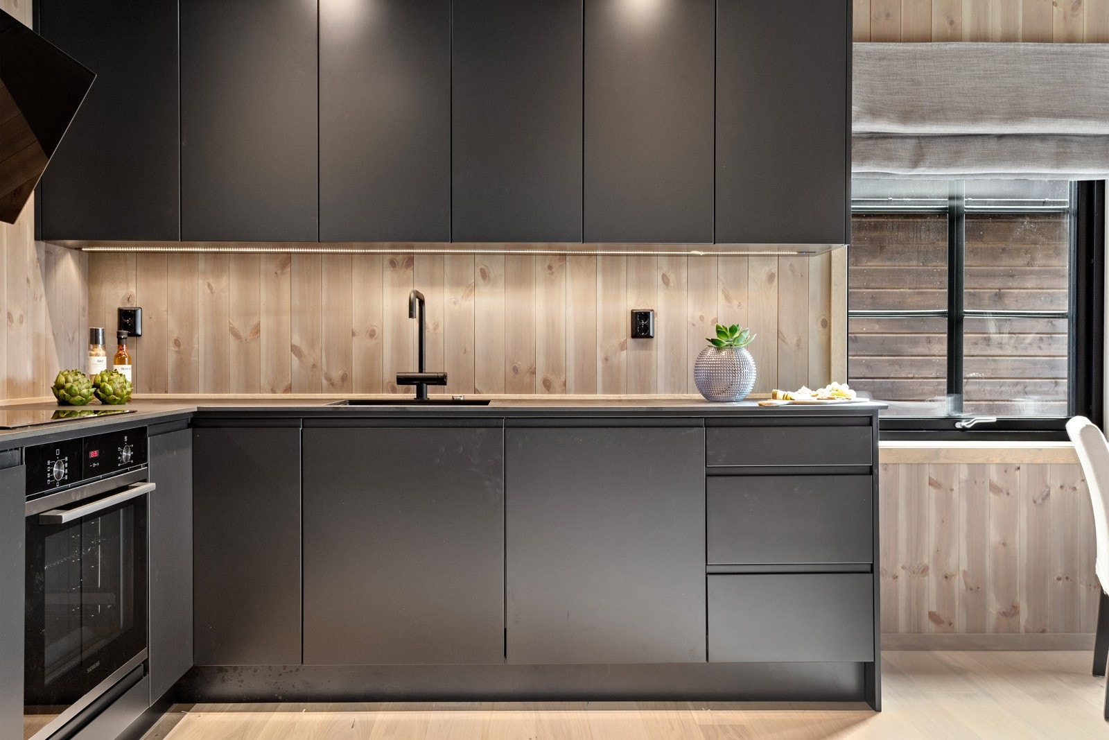 Stilrent kjøkken med integrerte hvitevarer Galleribilde