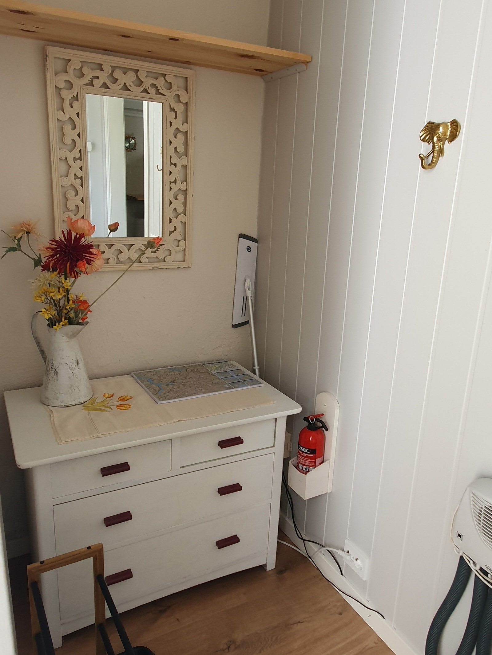 Kommode i entré Galleribilde