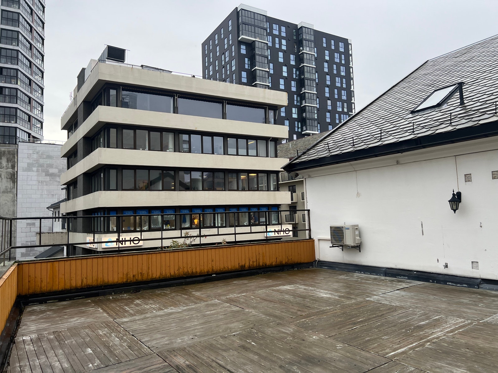 Stor terresse. Her ses mot sør/vest. Galleribilde