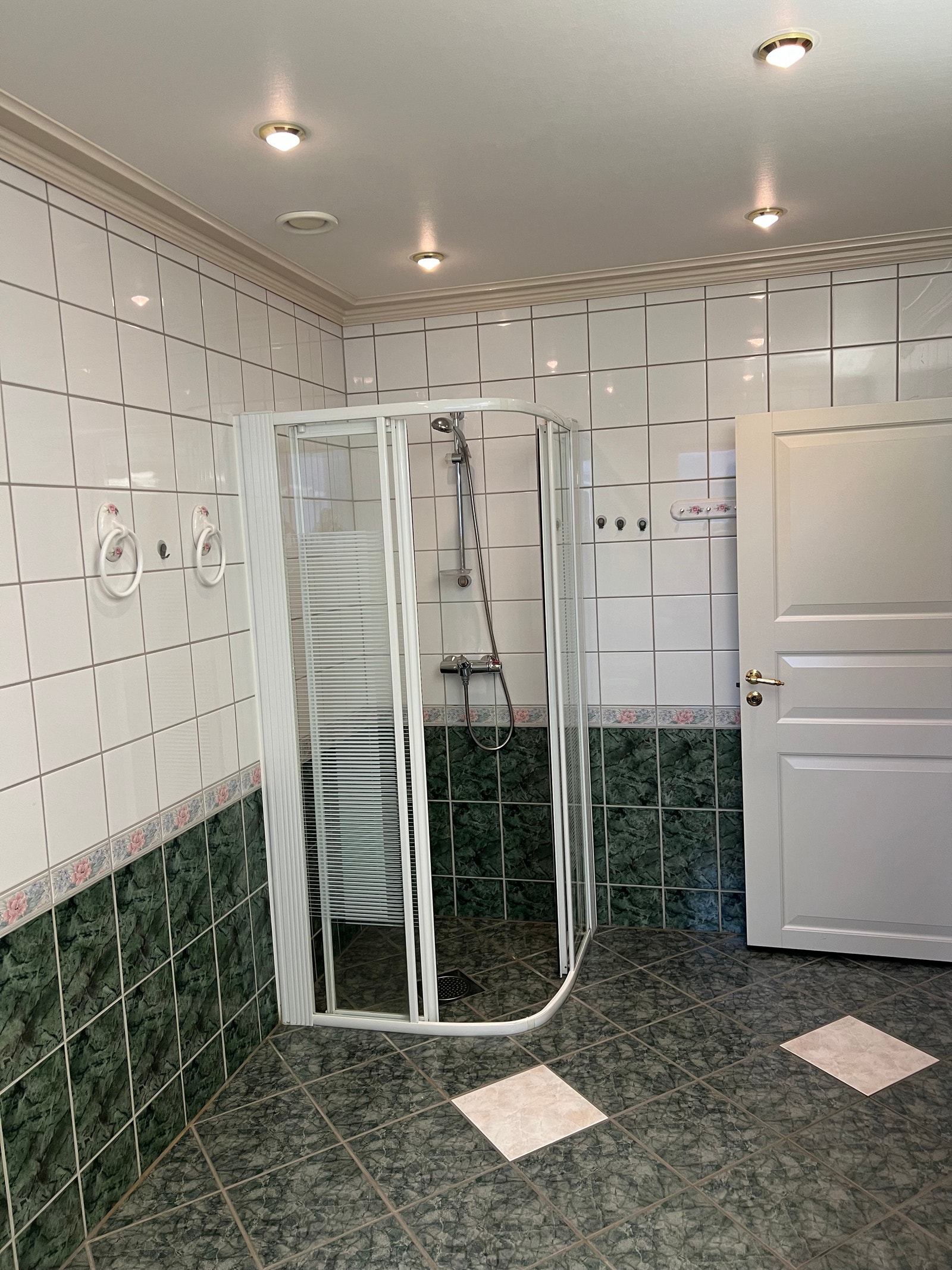 Hovedbad, med dusj, toalett og varmekabler i gulv. Galleribilde