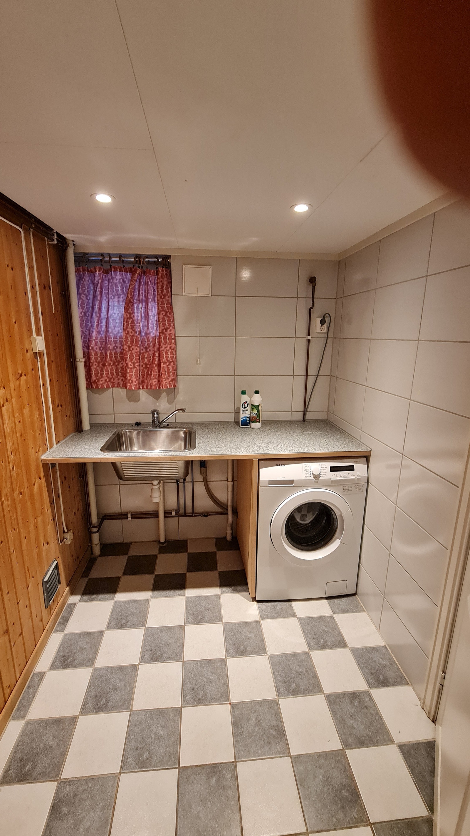 Romslig flislagt bad med varmekabler, eget vaskekar med benkplass og vaskemaskin (mulighet for tørketrommel eller klesstativ) Galleribilde