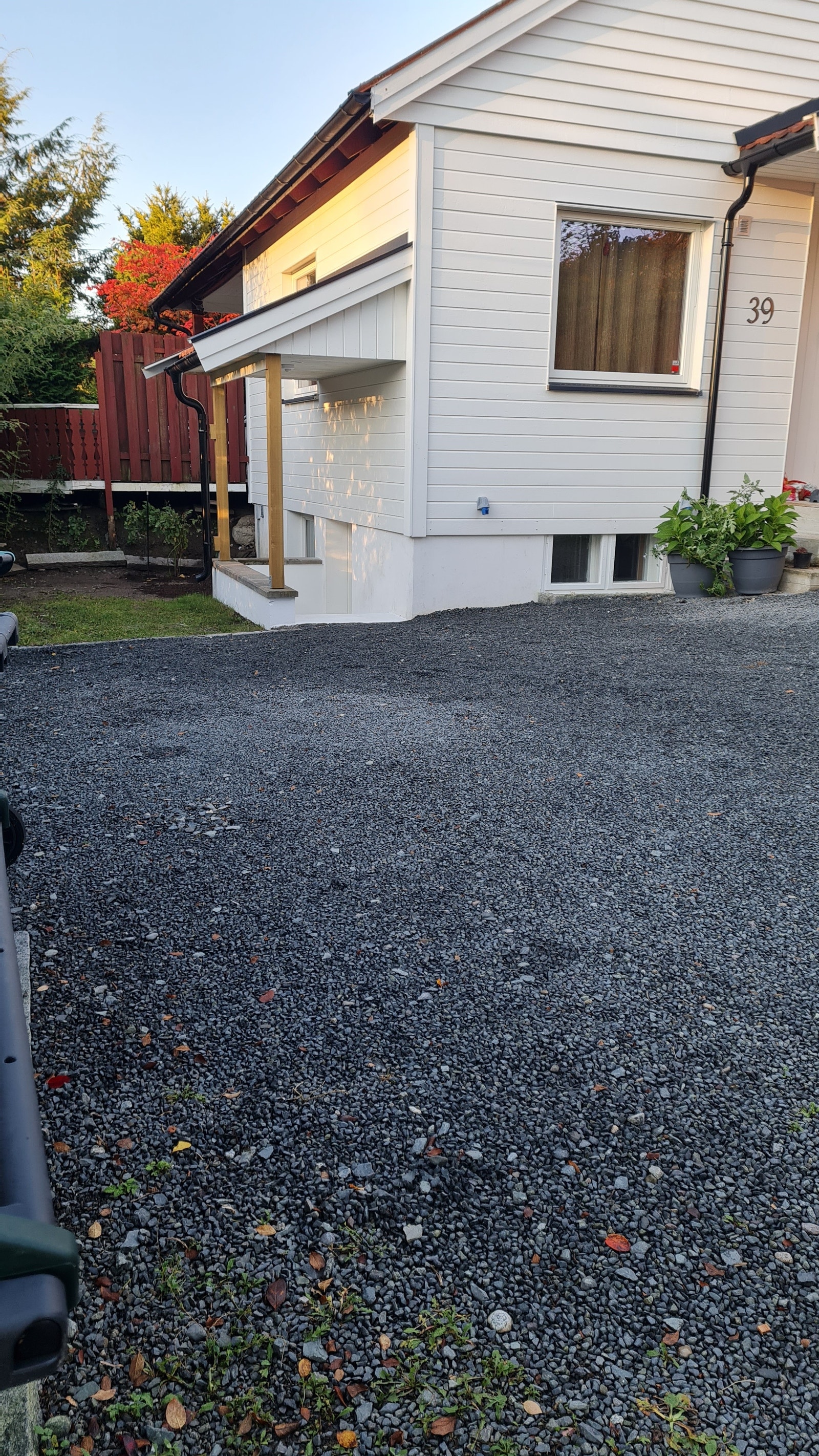 Inngang med tak og lys med bevegelsessensor. Mulighet for privat biloppstillingsplass for en bil og ev. plass til flere biler langs veien. Galleribilde