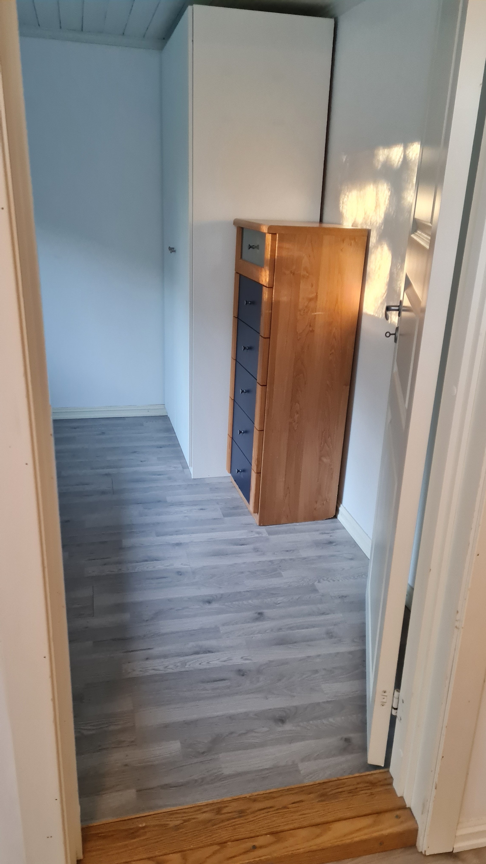 Soverom med oppvarmet gulv, klesskap og kommode Galleribilde