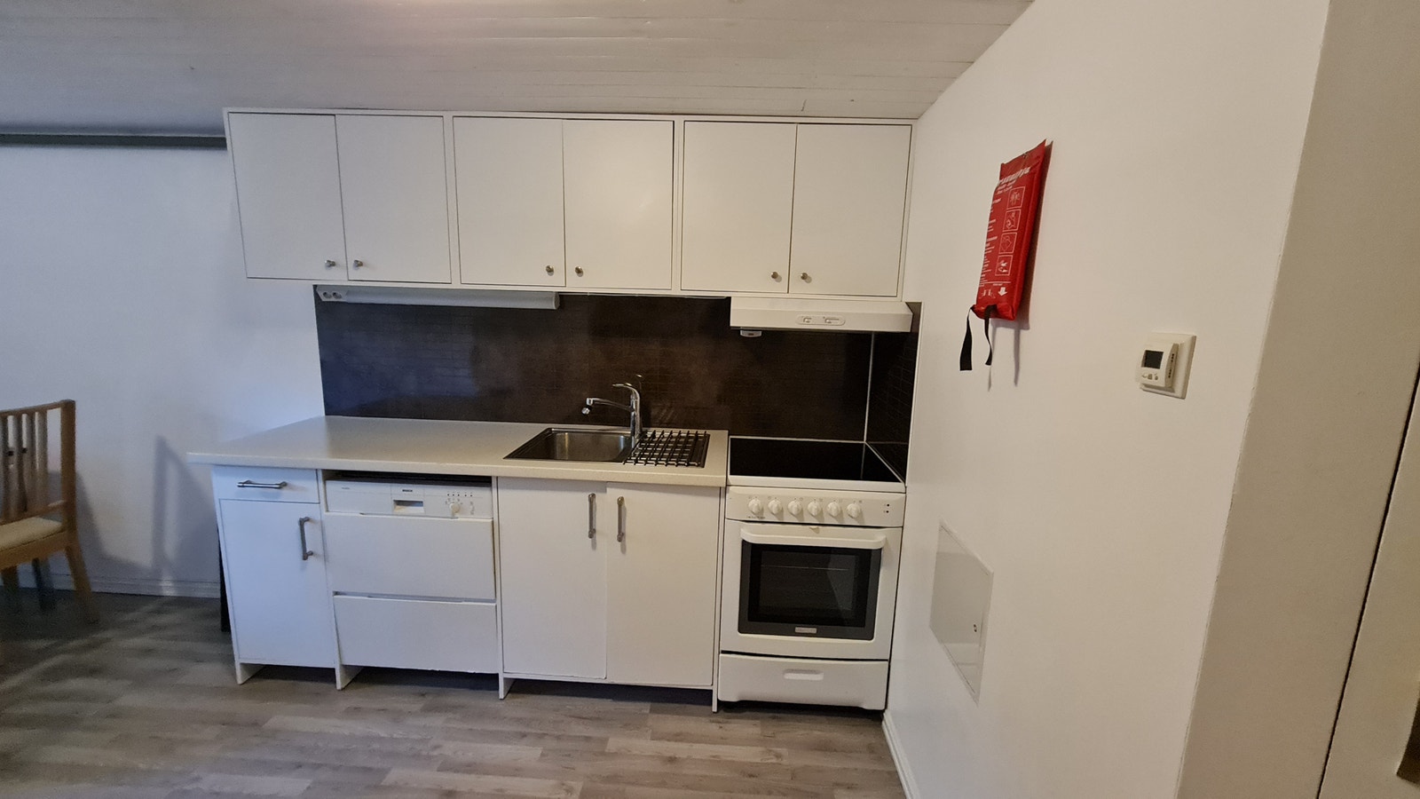 Eget Ikea kjøkken med komfyr, med komfyrvakt avtrekksvifte , oppvasksmaskin. og branteppe. Noe kjøkkenutstyr følger med. Galleribilde