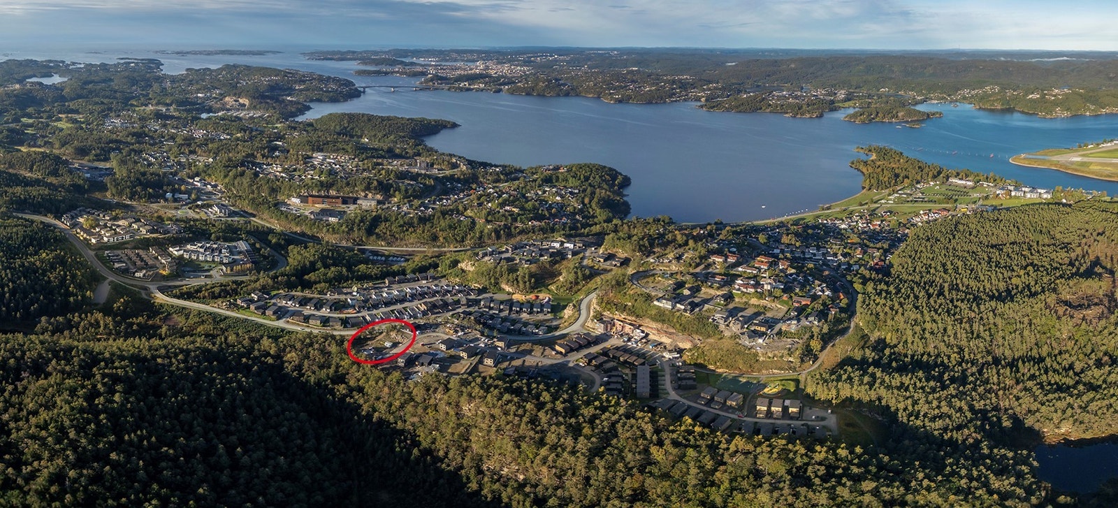 Kort vei til sjøen og Hamresanden, en av Norges flotteste strender. 4 felt vei til byen. Galleribilde