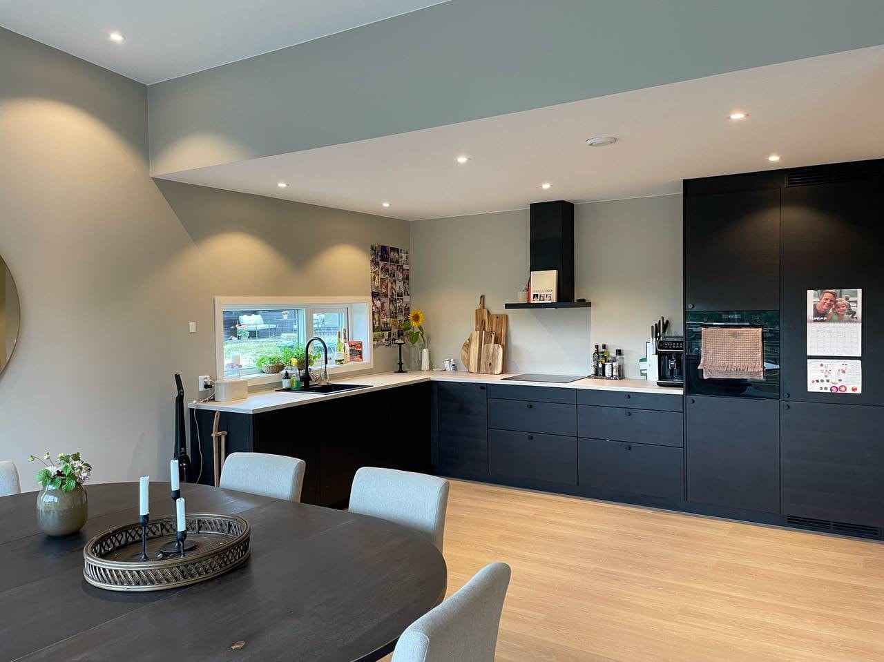 Moderne kjøkken med inkl. ovn, kjøleskap og oppvaskmaskin Galleribilde