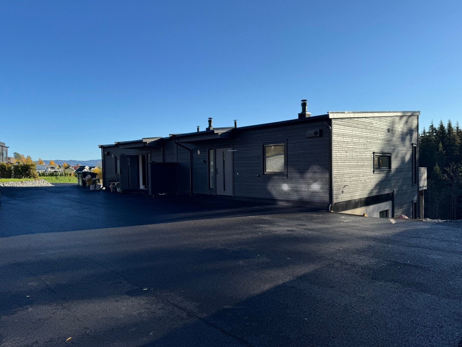 Romslig, nyasfaltert gårdsplass Galleribilde