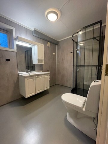 Romslig med plass til vaskemaskin/tørketrommel Galleribilde